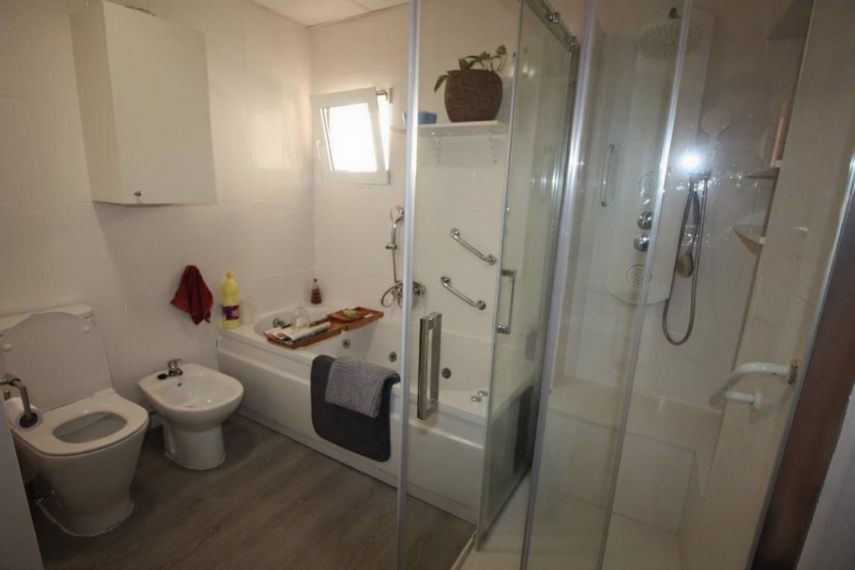 Seafront attic in Guardamar del Segura — Bathroom