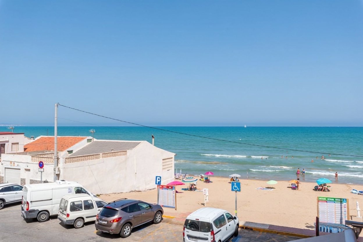Beachfront flat in Guardamar del Segura — Sea view