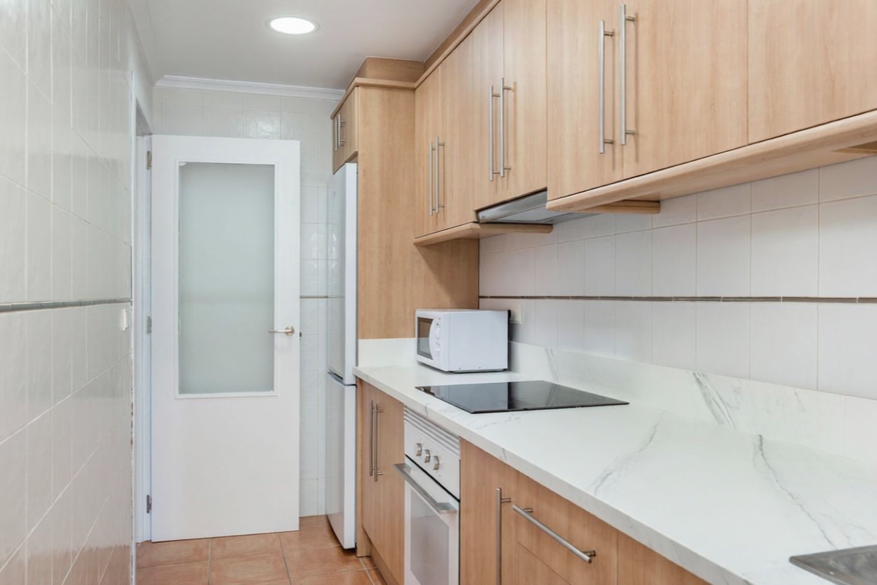 Beachfront flat in Guardamar del Segura — Kitchen