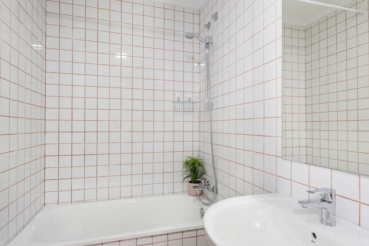 Beachfront flat in Guardamar del Segura — Bathroom