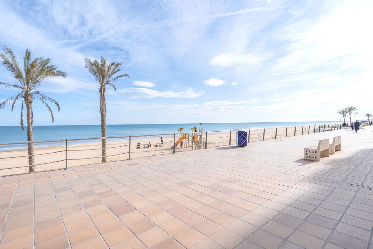 Beachfront flat in Guardamar del Segura — Sea view