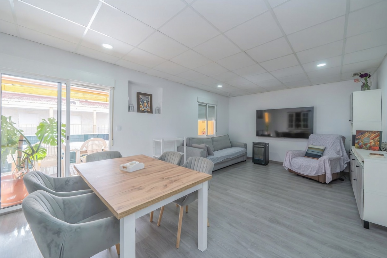 Beachfront flat in Guardamar del Segura — Living room
