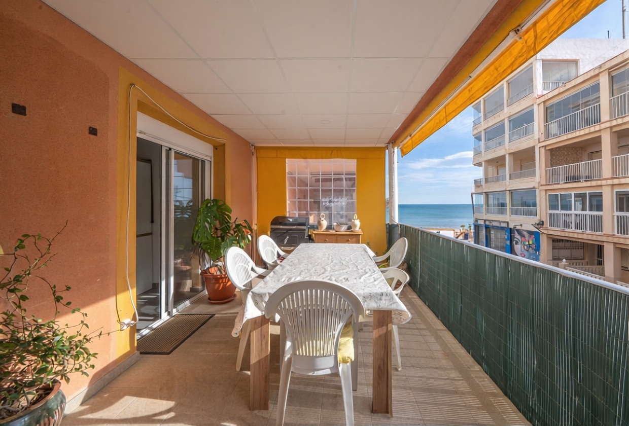 Beachfront flat in Guardamar del Segura — Kitchen