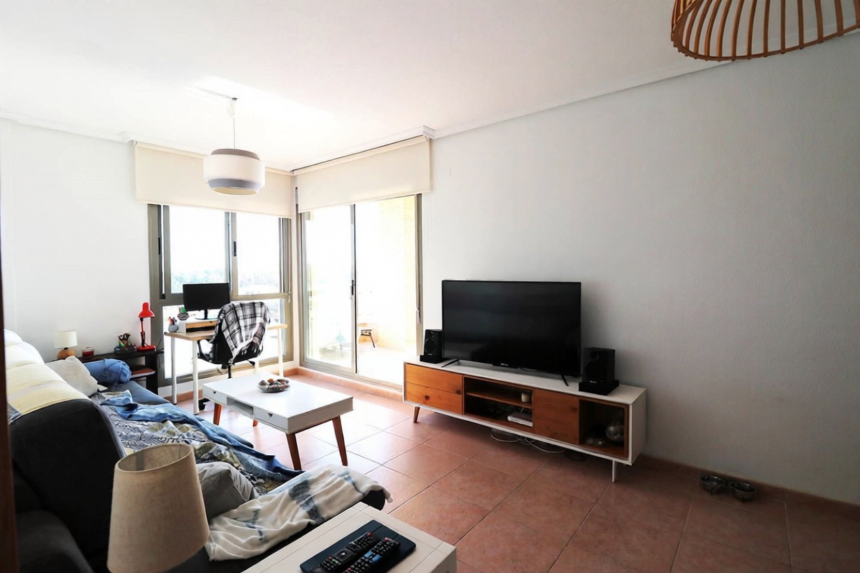 Beachfront flat in Guardamar del Segura — Living room