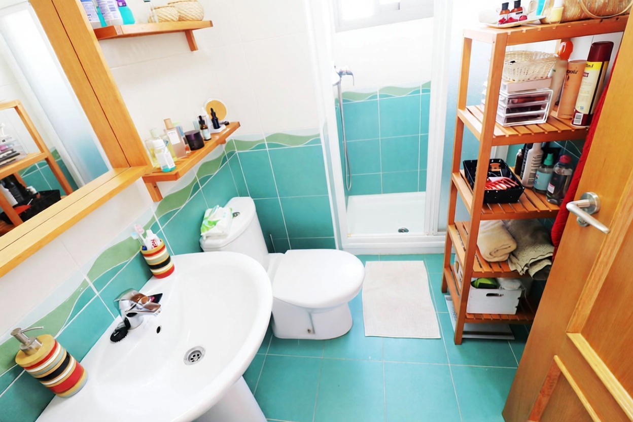 Beachfront flat in Guardamar del Segura — Bathroom