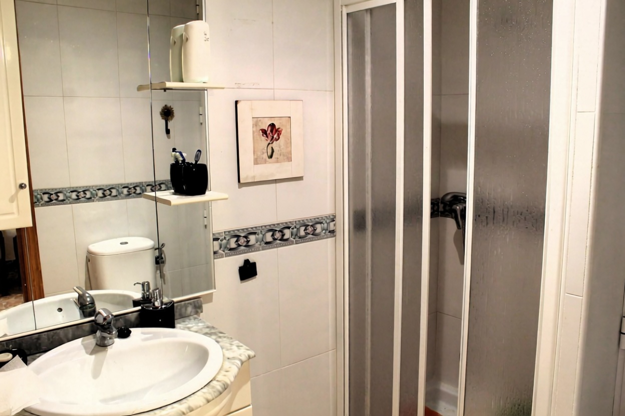 Beachfront flat in Guardamar del Segura — Bathroom