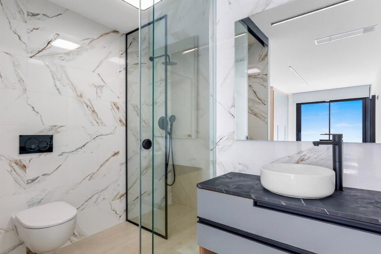 Beachfront flat in Guardamar del Segura — Bathroom