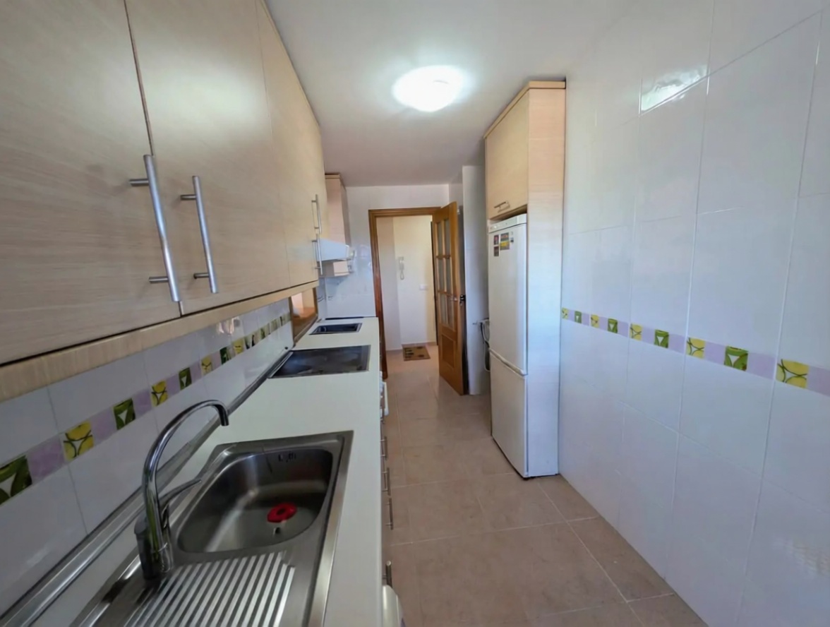 Beachfront flat in Guardamar del Segura — Kitchen