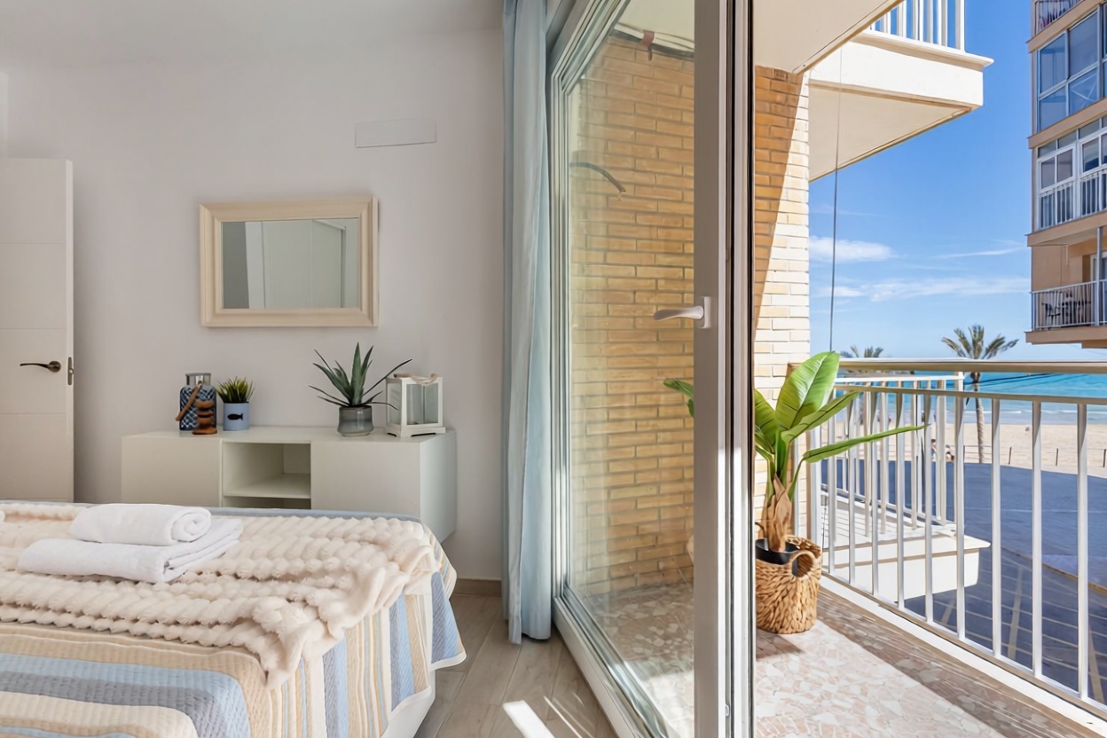 Beachfront flat in Guardamar del Segura — Bedroom