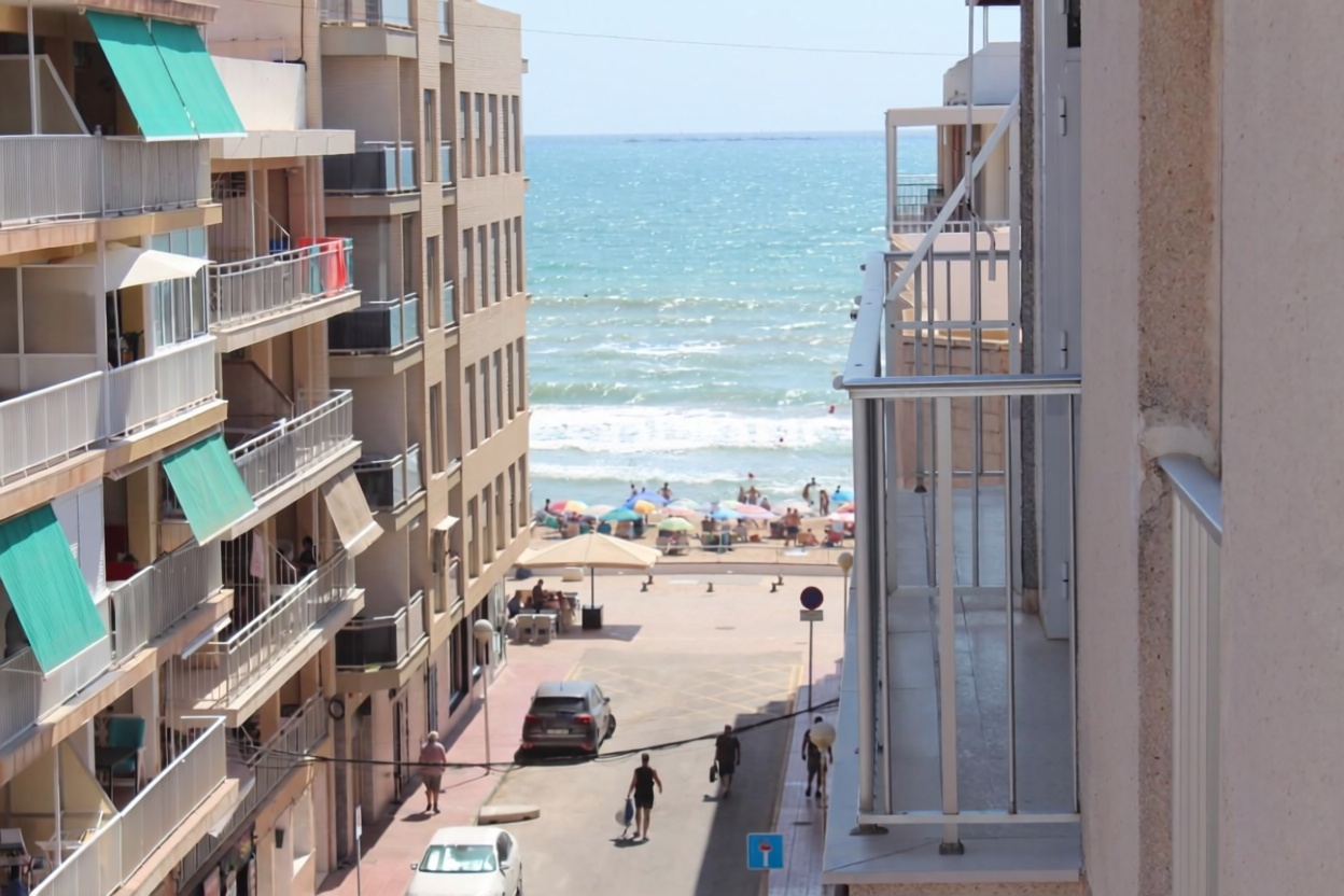 Beachfront flat in Guardamar del Segura — Sea view