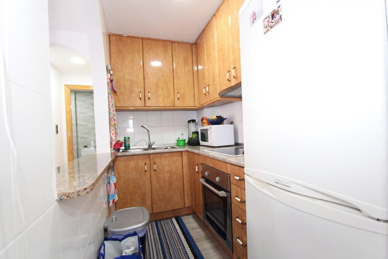 Beachfront flat in Guardamar del Segura — Kitchen