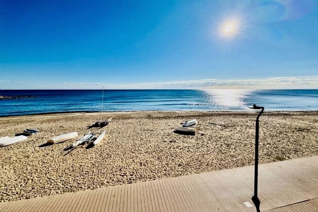 Piso en primera línea de playa en Torrevieja — Vista mar