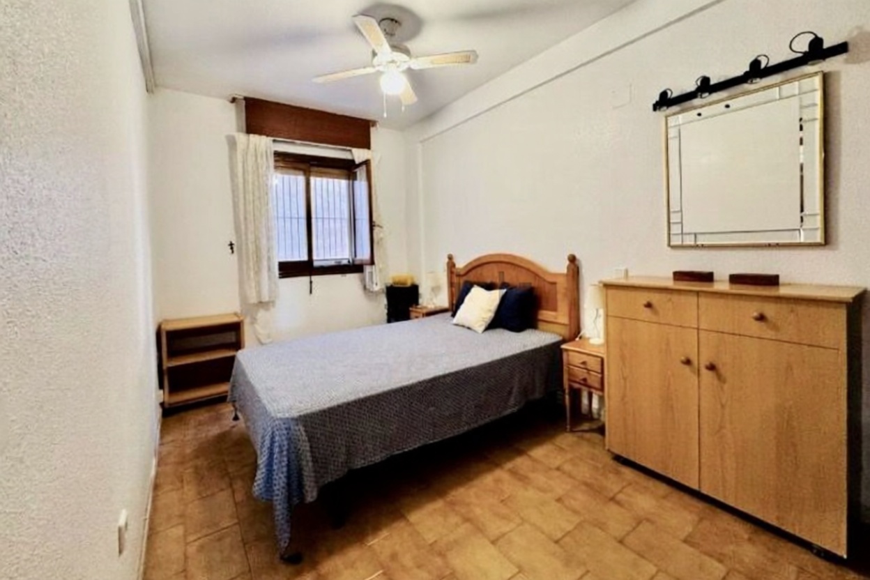Piso en primera línea de playa en Torrevieja — Dormitorio
