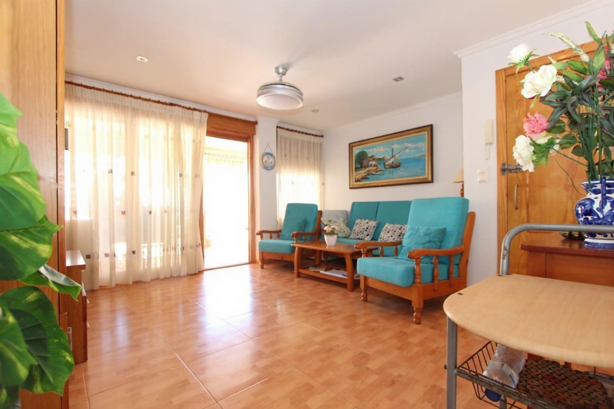 Beachfront flat in Guardamar del Segura — Living room