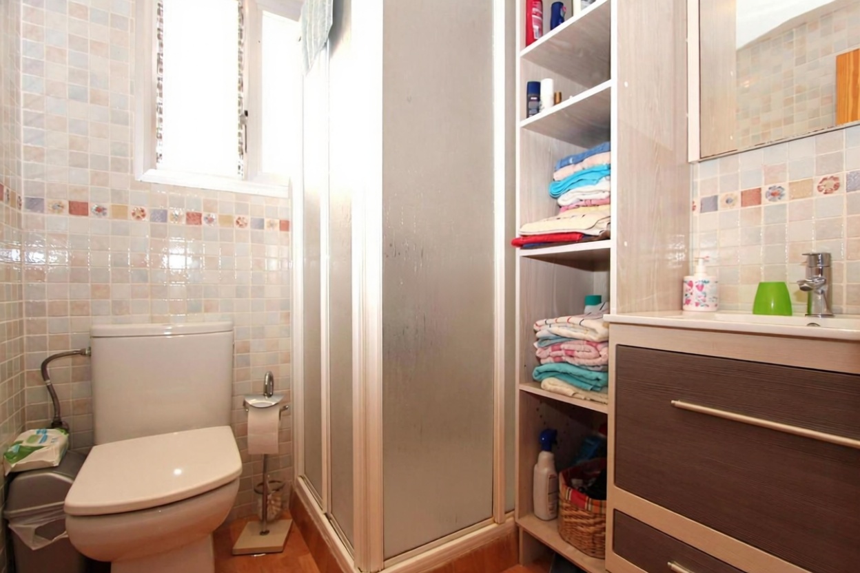 Beachfront flat in Guardamar del Segura — Bathroom