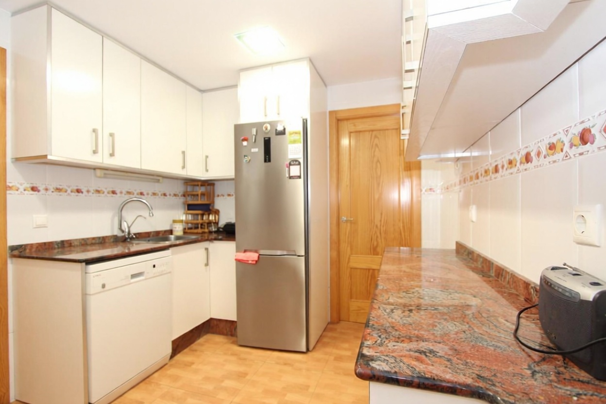 Beachfront flat in Guardamar del Segura — Kitchen