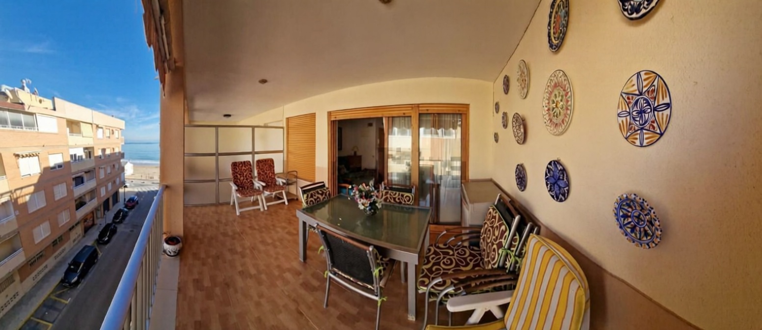 Beachfront flat in Guardamar del Segura — Sea terrace