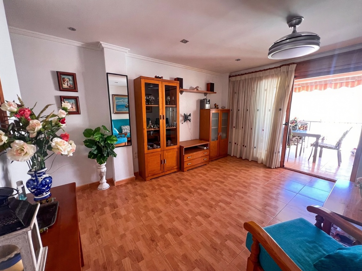 Beachfront flat in Guardamar del Segura — Living room