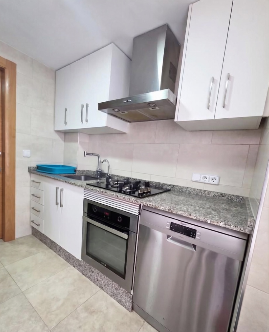 Beachfront flat in Guardamar del Segura — Kitchen