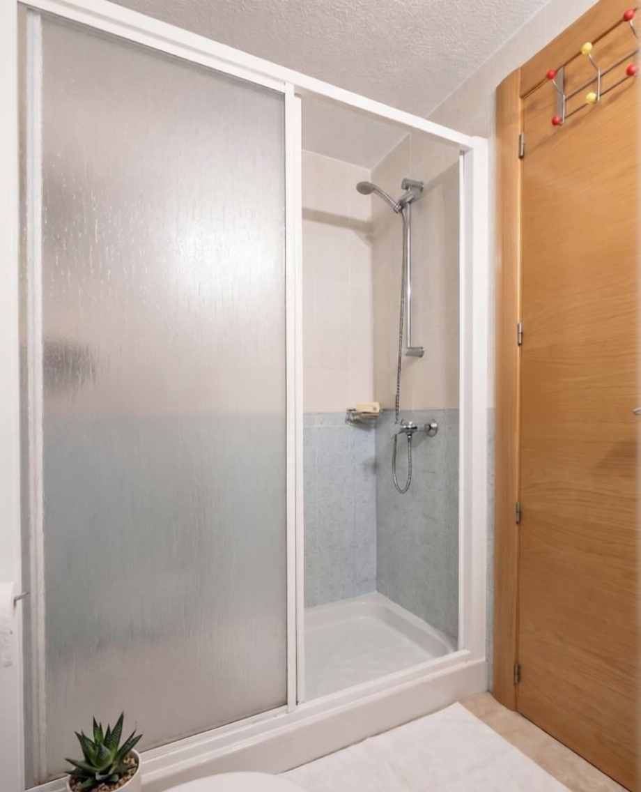 Beachfront flat in Guardamar del Segura — Bathroom