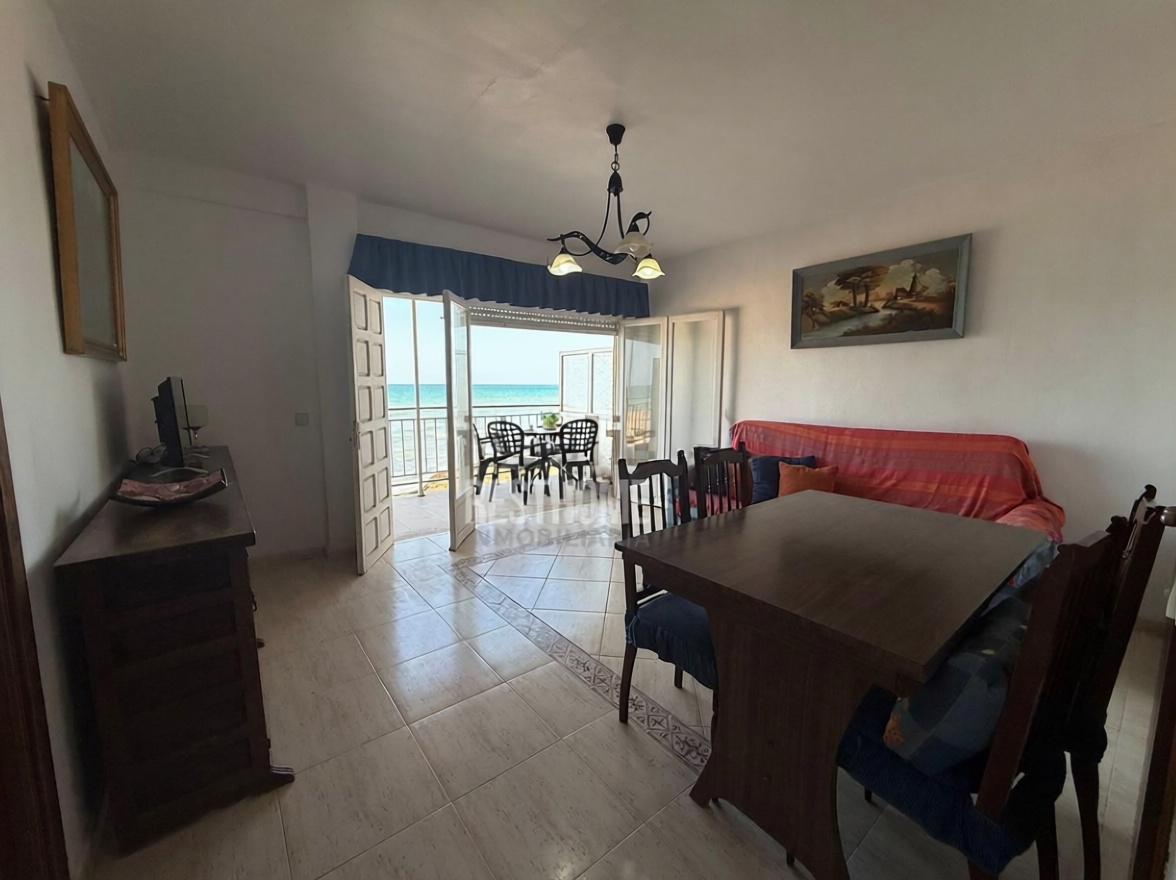 Piso en primera línea de playa en Torrevieja — Salón
