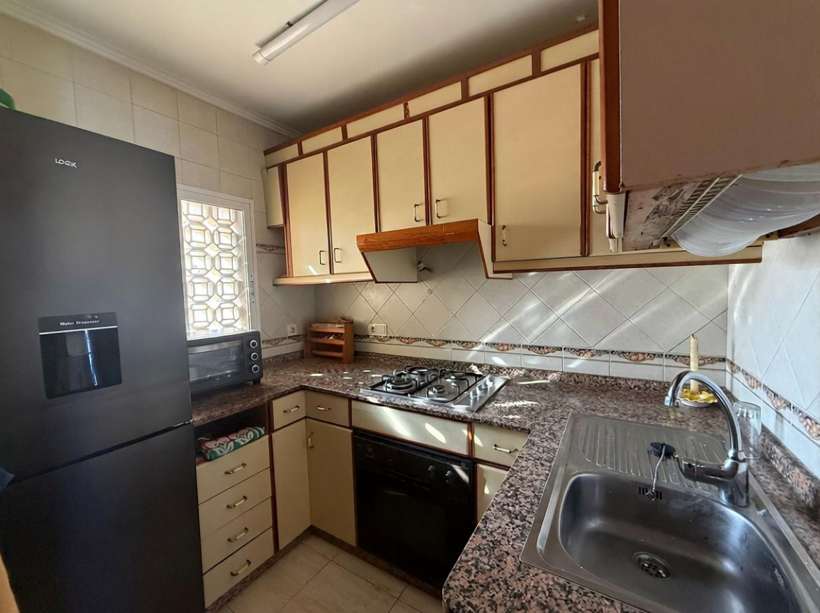Piso en primera línea de playa en Torrevieja — Cocina