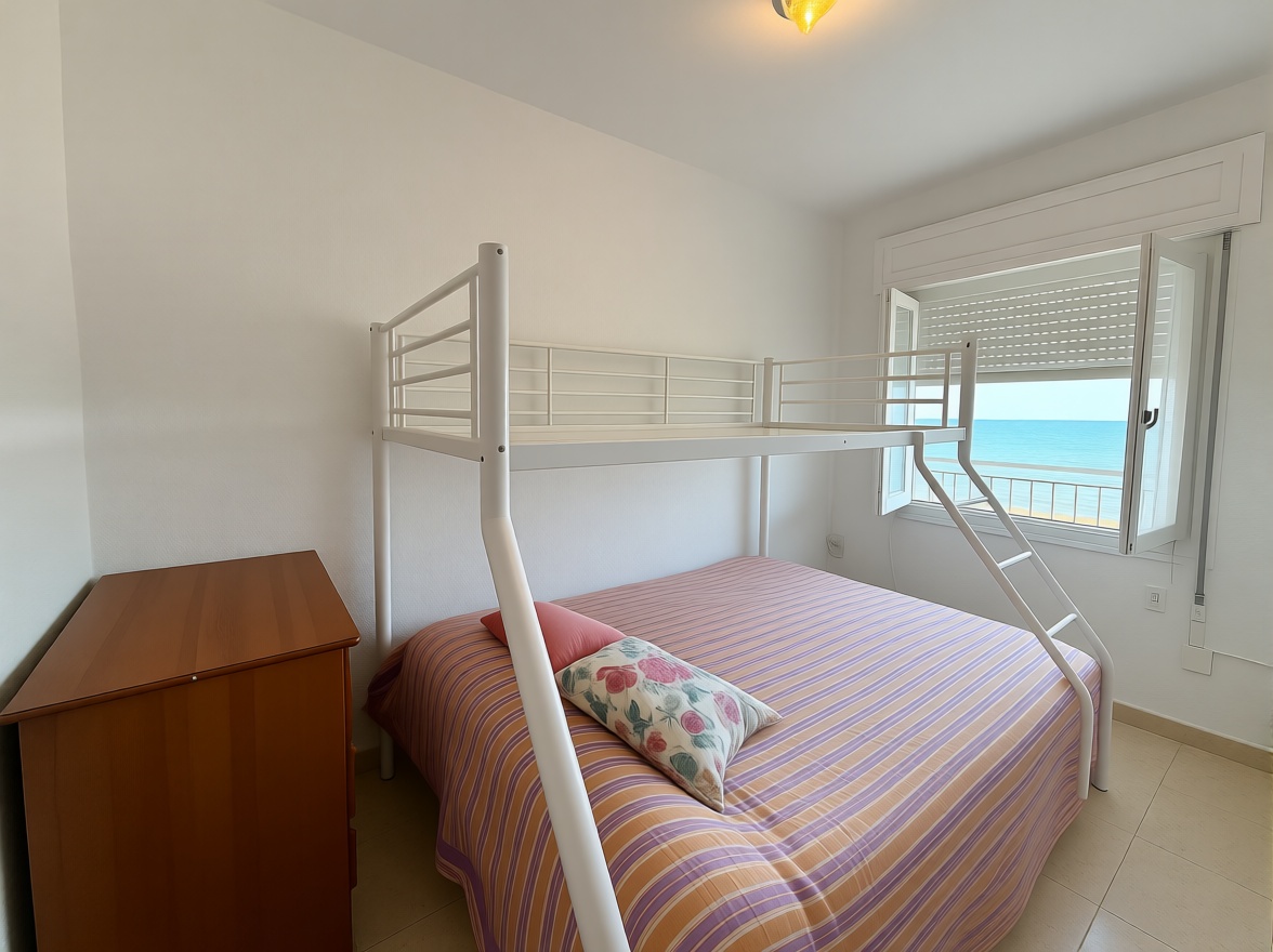 Piso en primera línea de playa en Torrevieja — Dormitorio