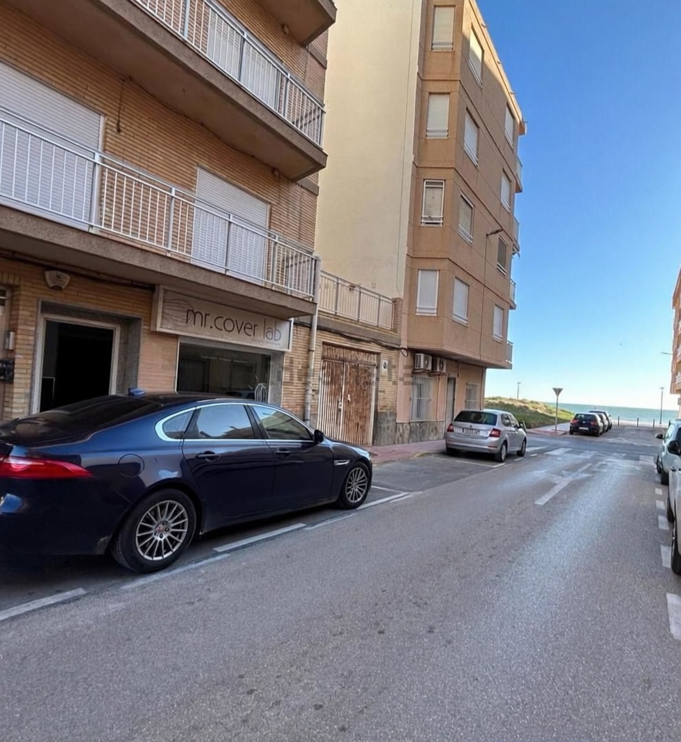 Beachfront flat in Torrevieja — Facade
