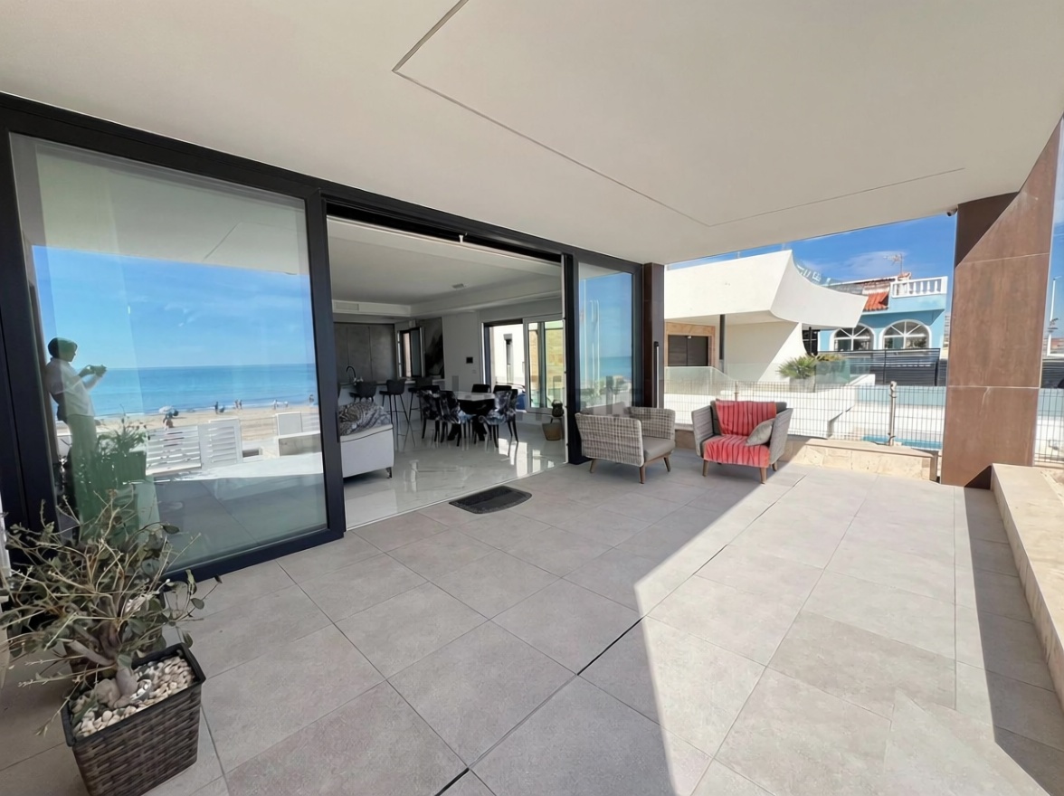 Chalet con acceso directo a playa en Torrevieja — Terraza mar
