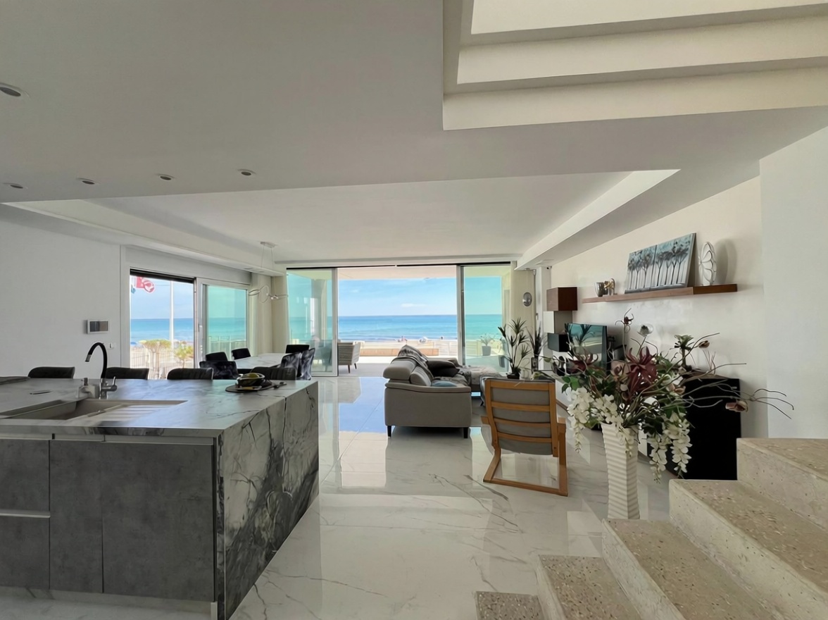 Chalet con acceso directo a playa en Torrevieja — Salón