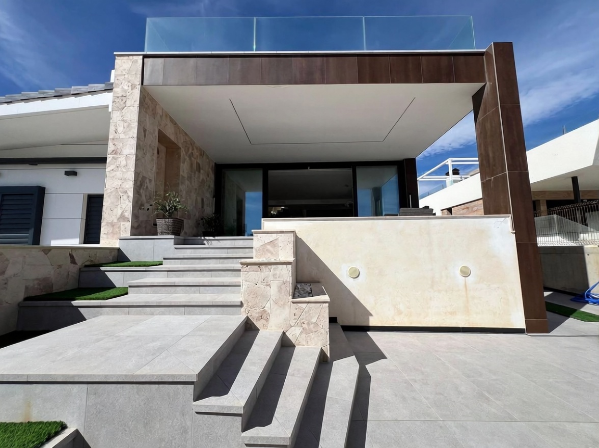Chalet con acceso directo a playa en Torrevieja — Fachada