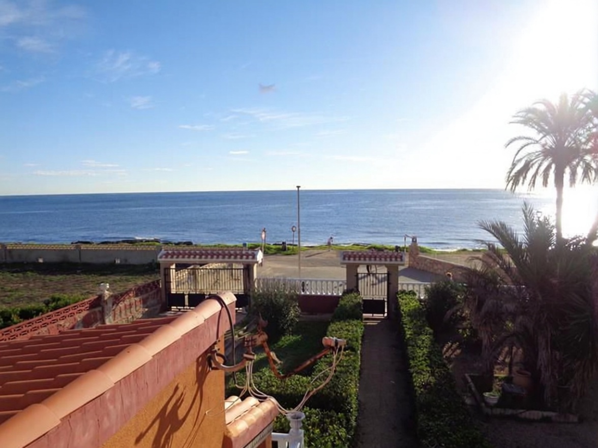Chalet con acceso directo a playa en Torrevieja — Vista mar