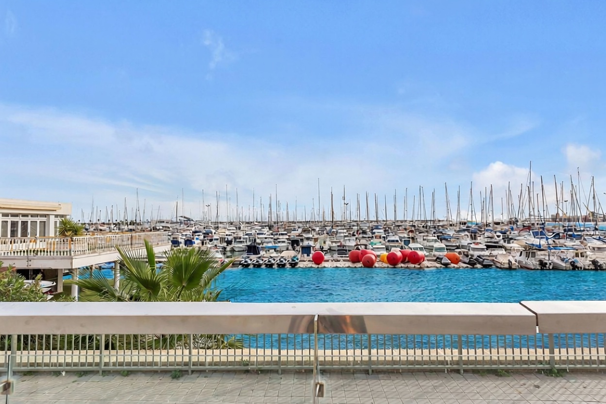 Piso en primera línea de playa en Torrevieja — Vista mar
