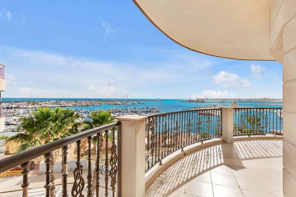 Piso en primera línea de playa en Torrevieja — Dormitorio