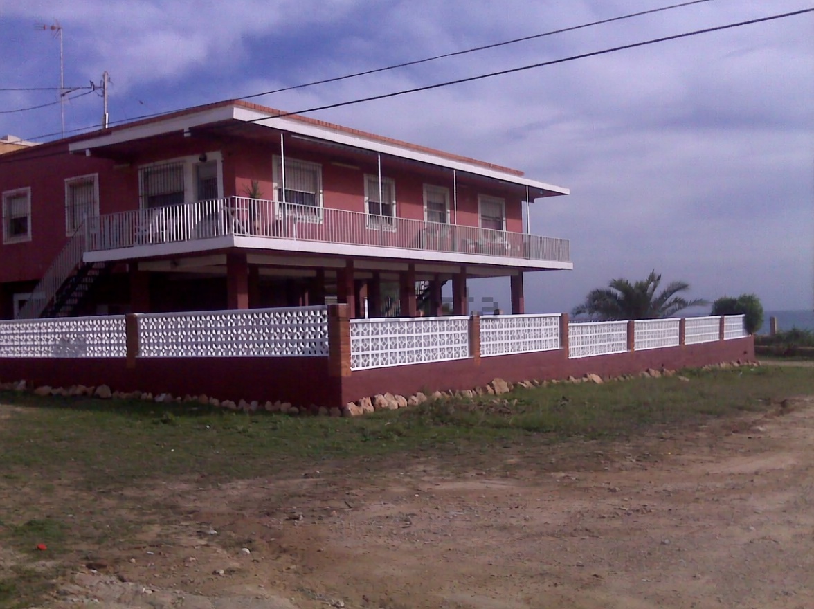 Chalet con acceso directo a playa en Torrevieja — Fachada