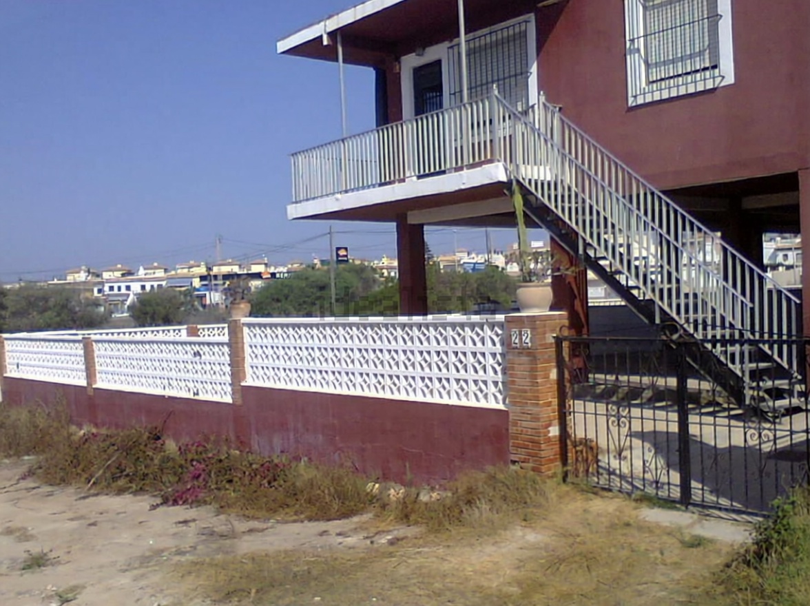 Chalet con acceso directo a playa en Torrevieja — Fachada
