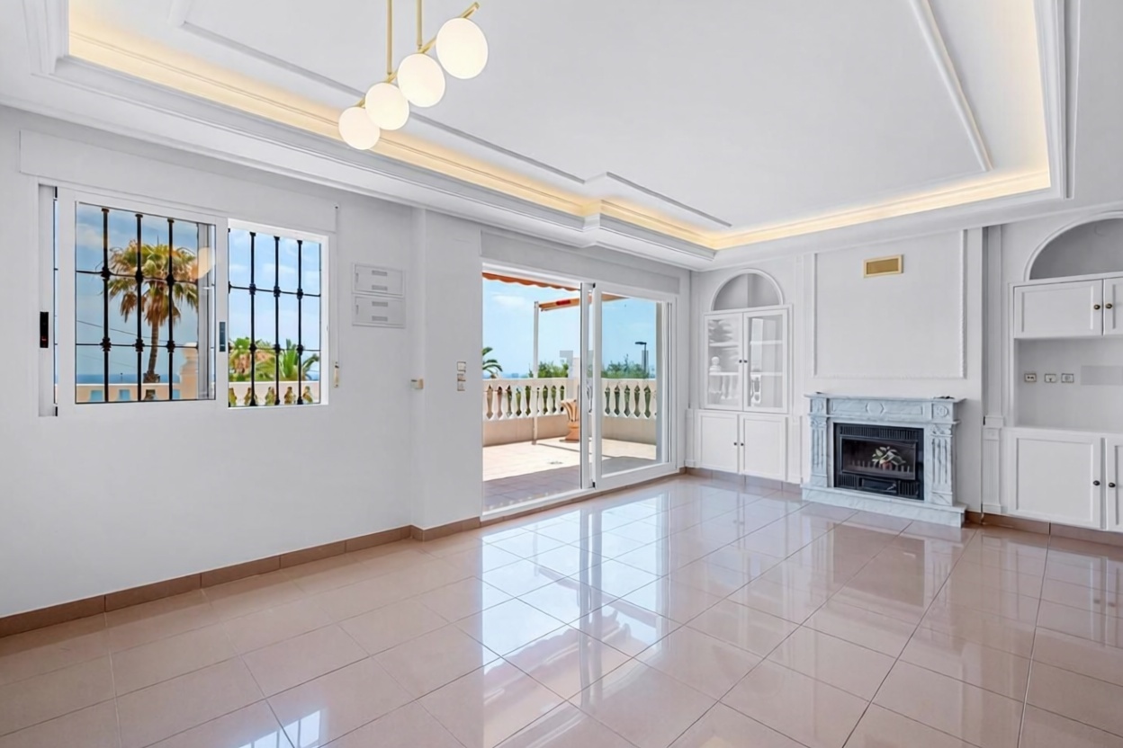 Chalet con acceso directo a playa en Torrevieja — Salón