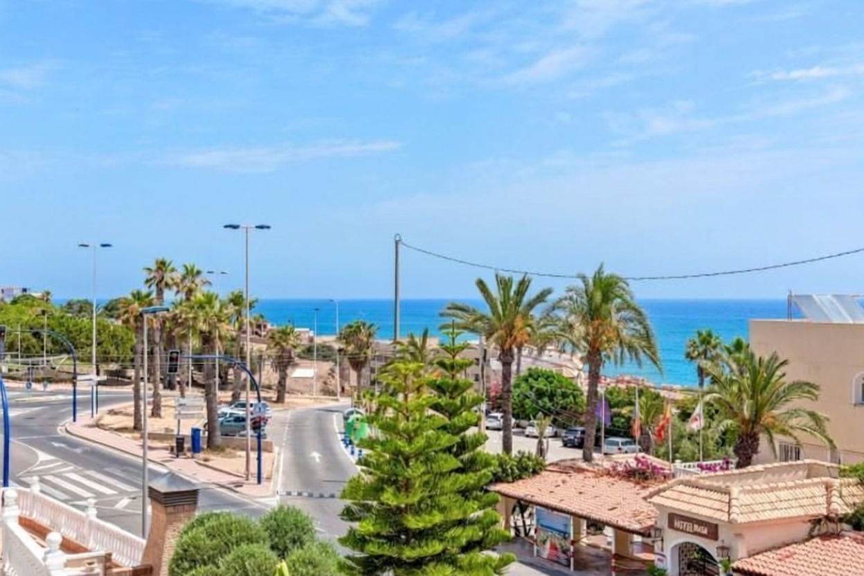 Chalet con acceso directo a playa en Torrevieja — Vista mar