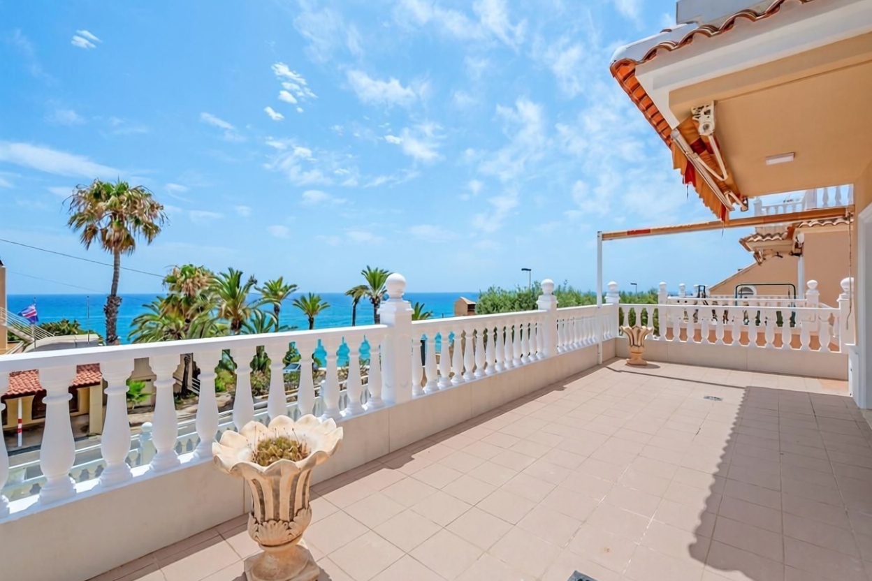 Chalet con acceso directo a playa en Torrevieja — Terraza mar