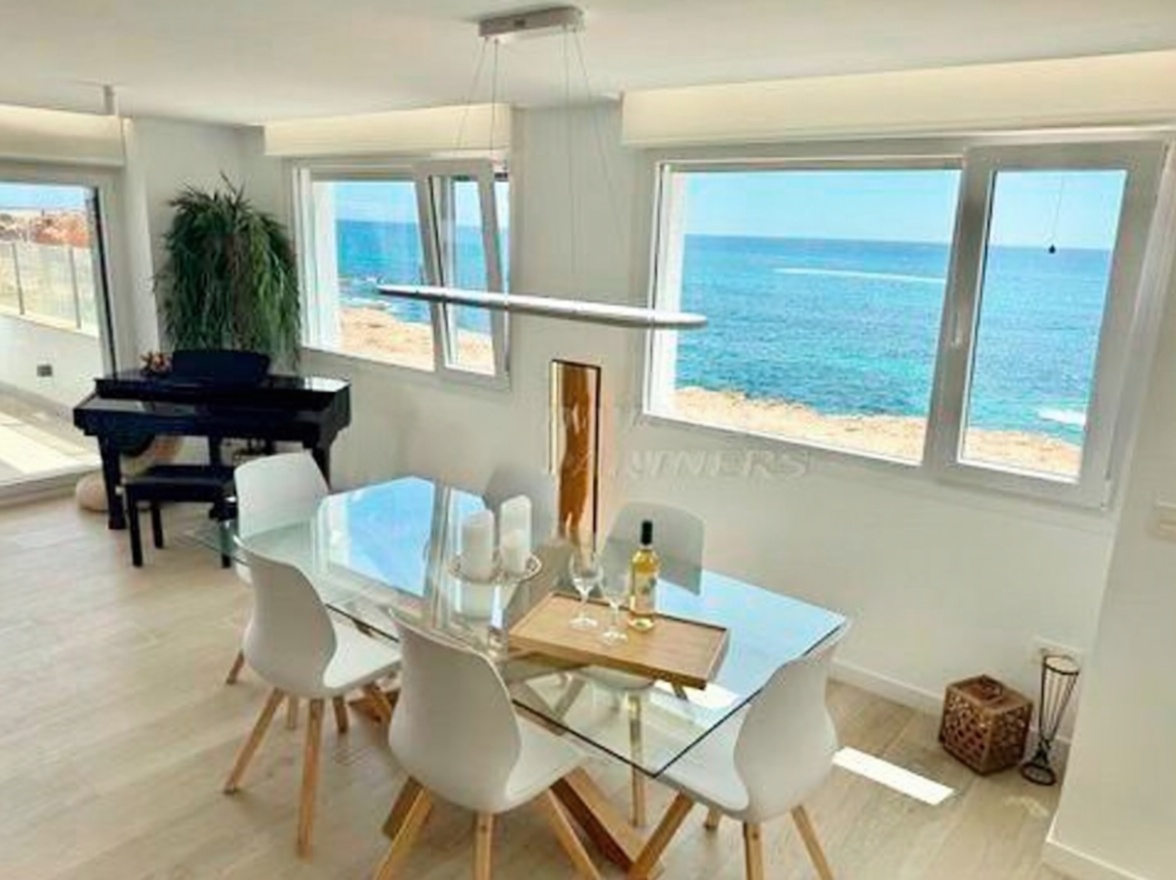 Chalet con acceso directo a playa en Torrevieja — Comedor