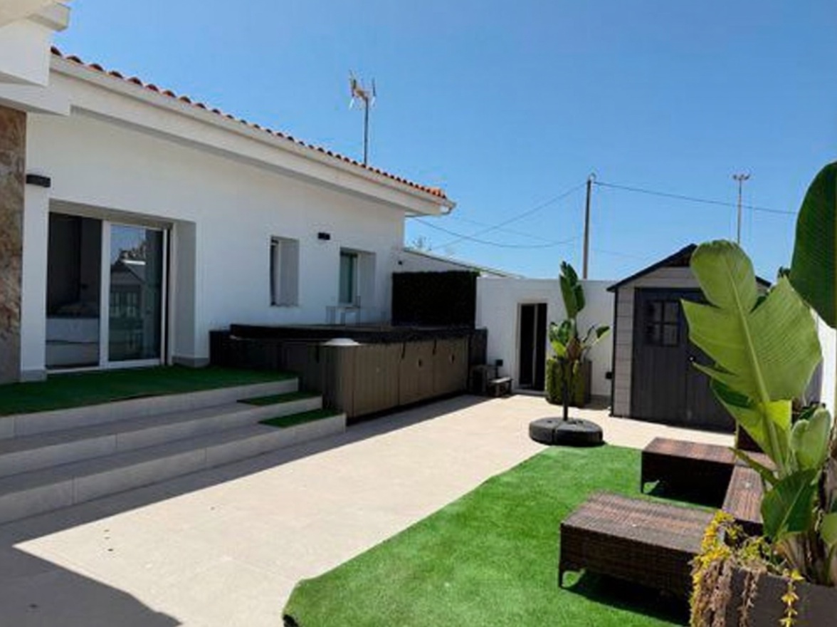 Chalet con acceso directo a playa en Torrevieja — Terraza