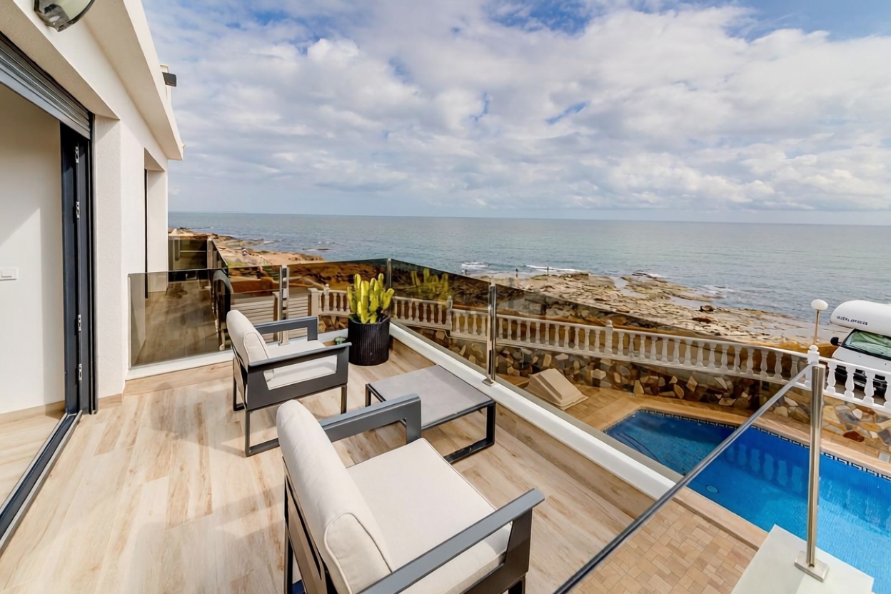 Chalet with direct beach access in Torrevieja — Sea terrace