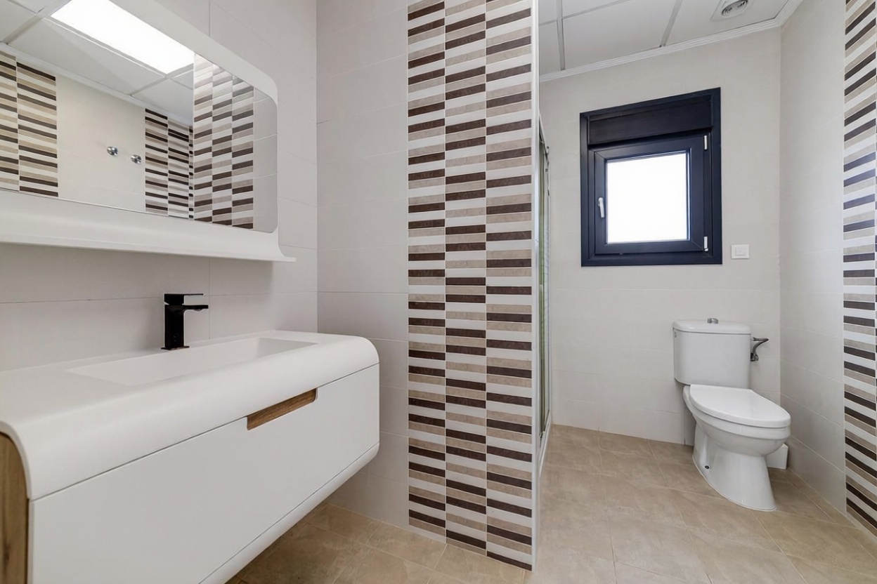 Chalet with direct beach access in Torrevieja — Bathroom