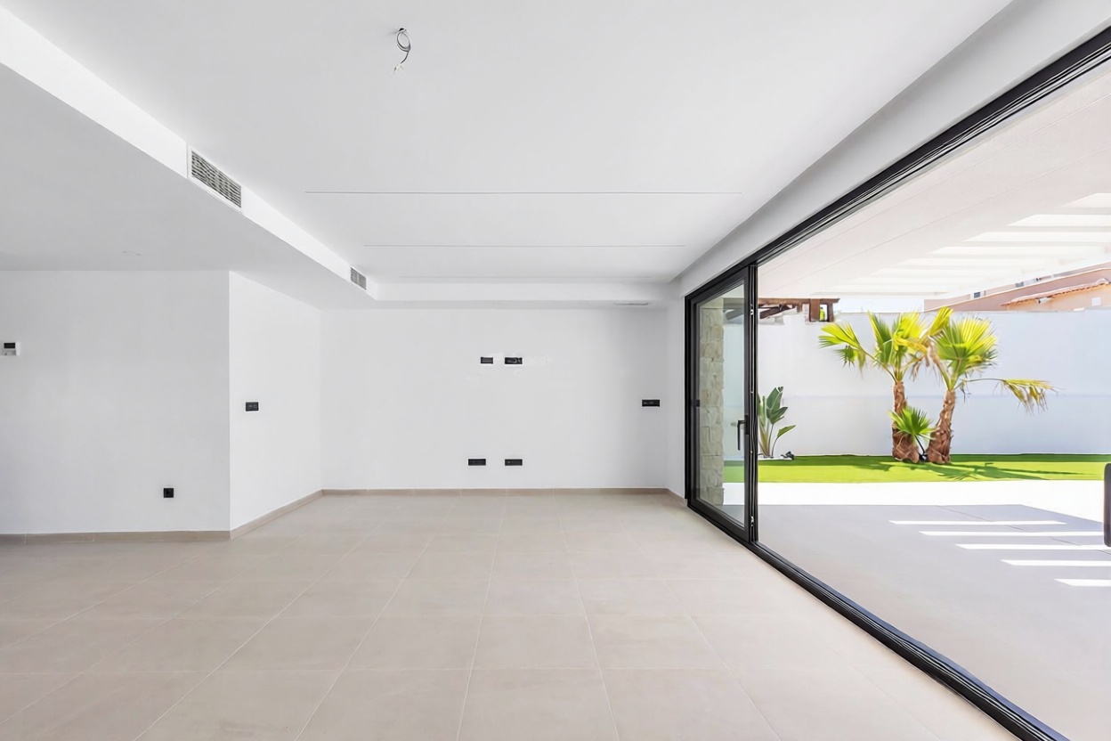 Chalet con acceso directo a playa en Torrevieja — Salón
