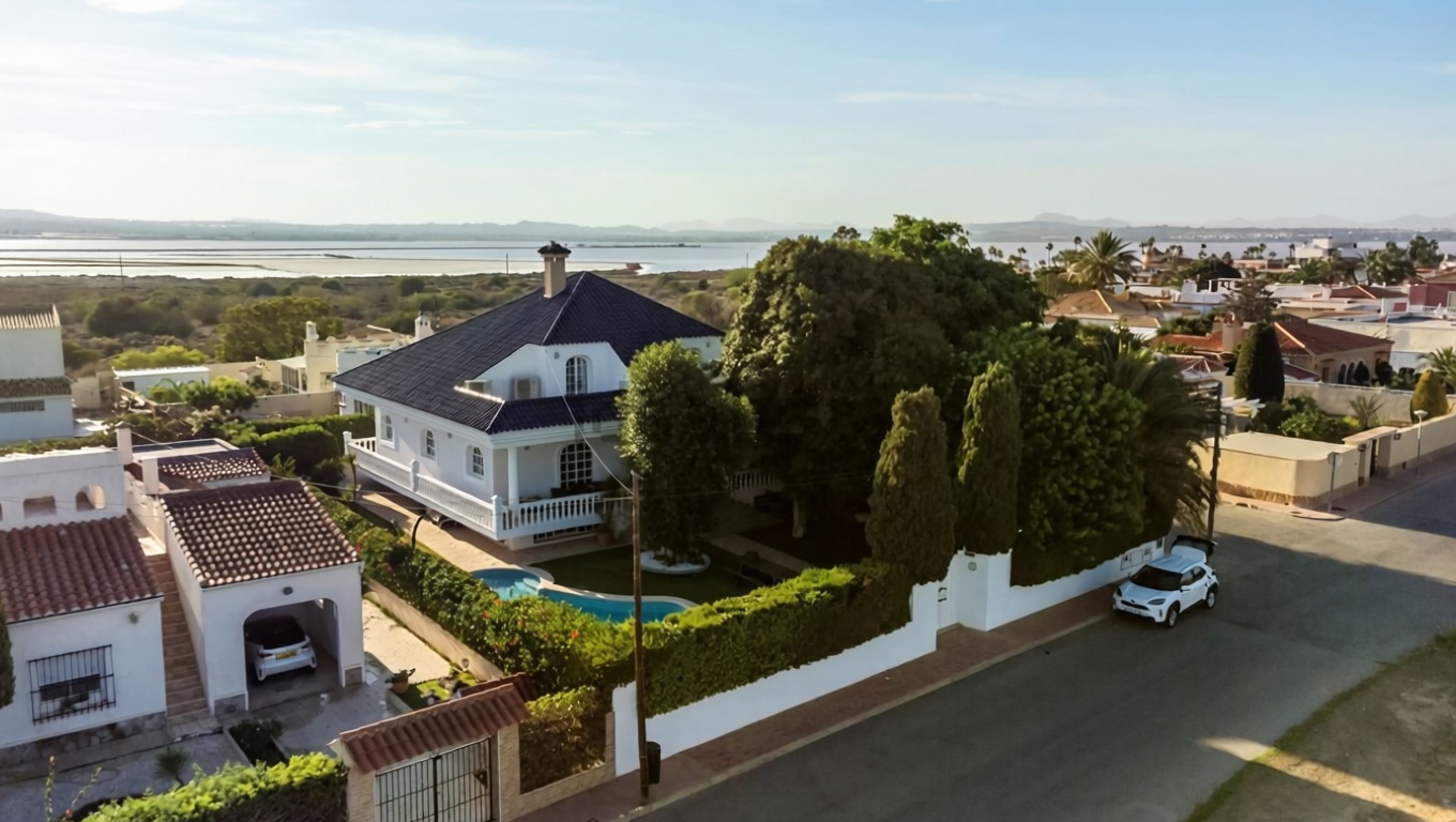 Chalet with direct beach access in Torrevieja — Aerial