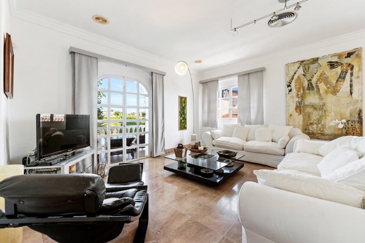 Chalet with direct beach access in Torrevieja — Living room