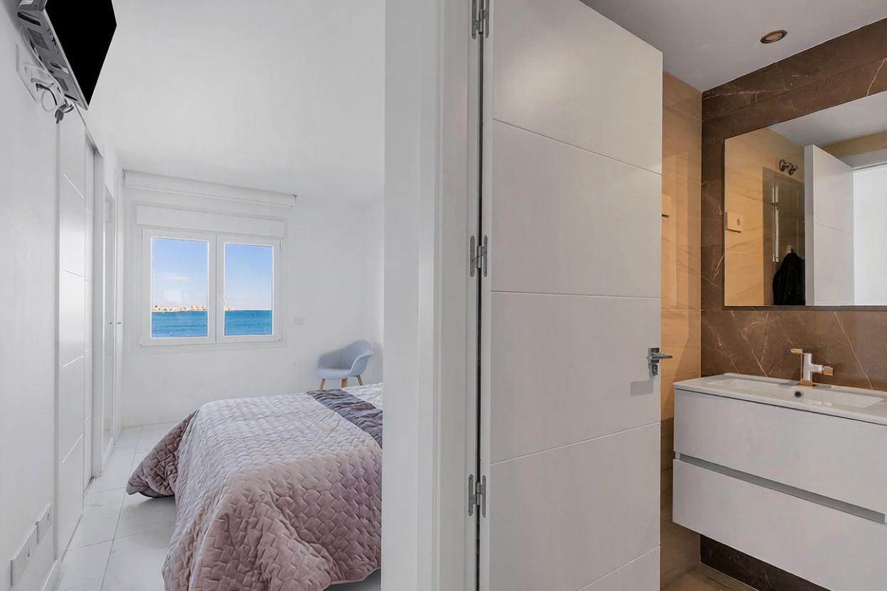 Piso en primera línea de playa en Torrevieja — Dormitorio