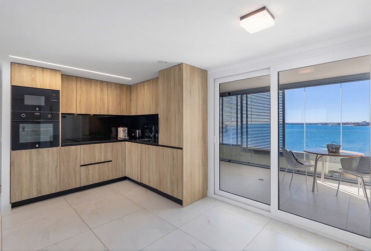 Piso en primera línea de playa en Torrevieja — Cocina