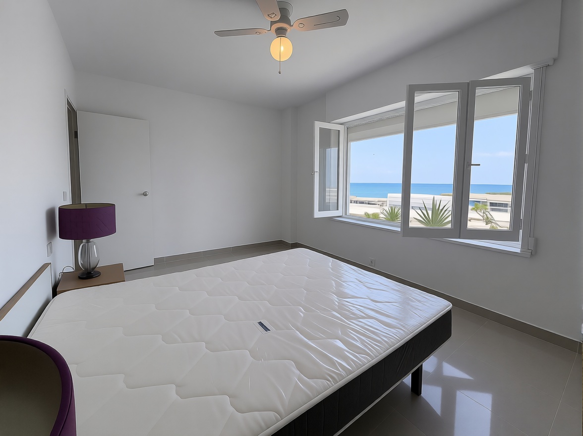 Chalet con acceso directo a playa en Torrevieja — Dormitorio