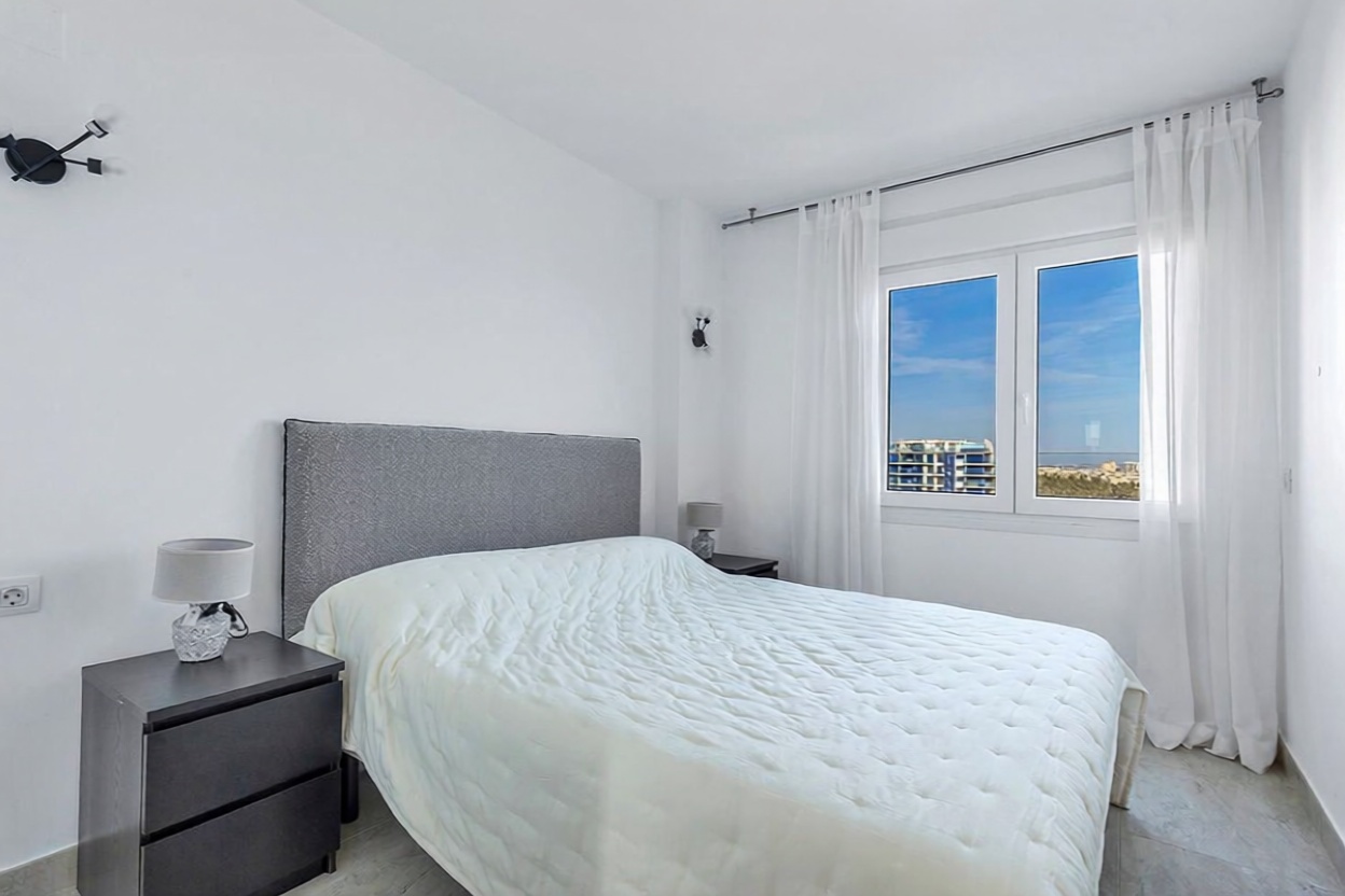 Beachfront flat in Torrevieja — Bedroom